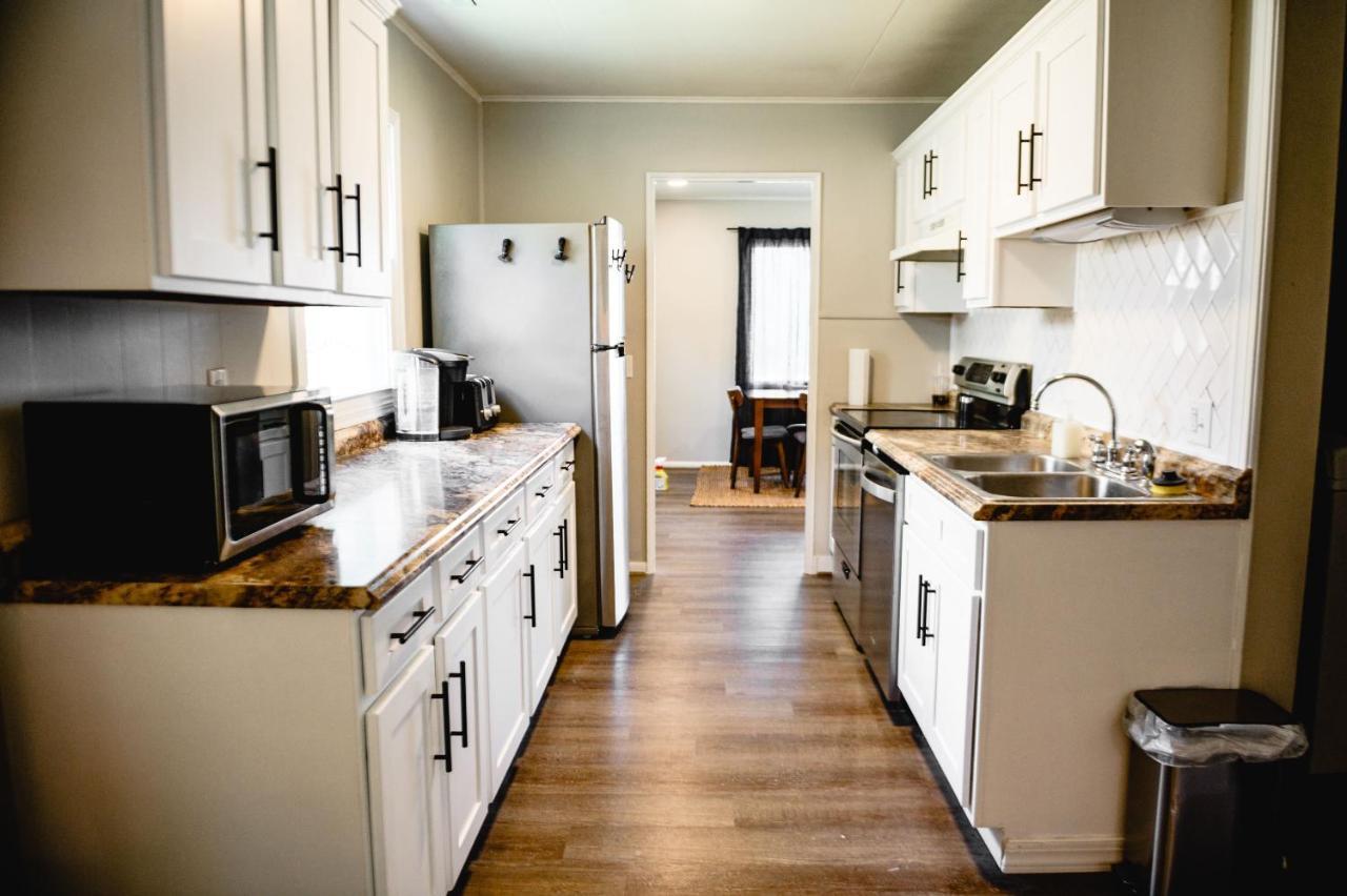 Urban Cottage: Homey & Convenient Huntington Exterior photo